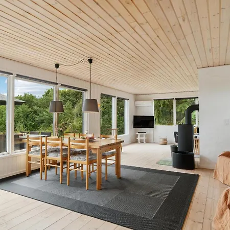 3 Bedroom Beautiful In Σπίτι διακοπών *